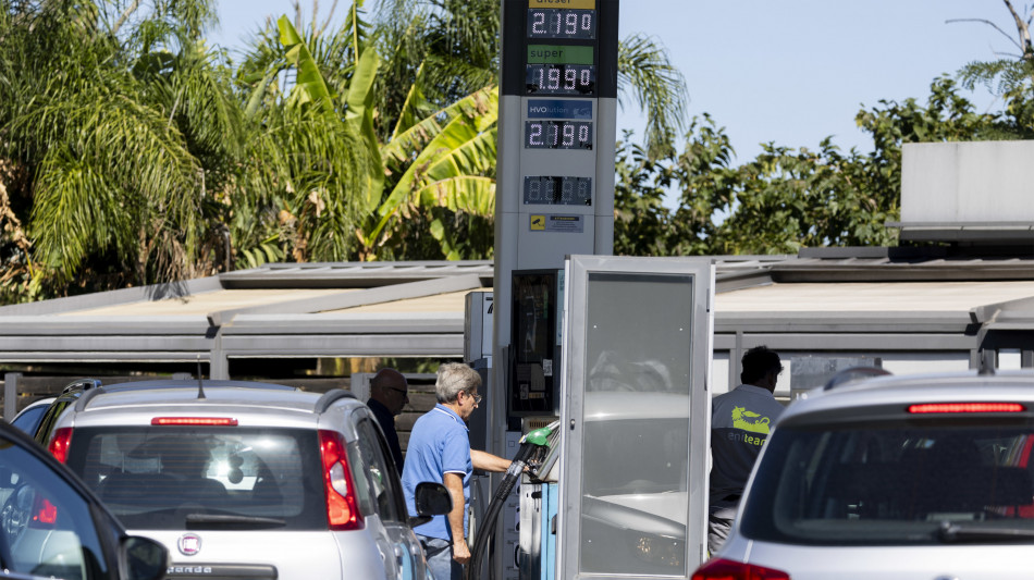 Mimit, prezzi carburanti in calo, benzina sotto 2,1 euro