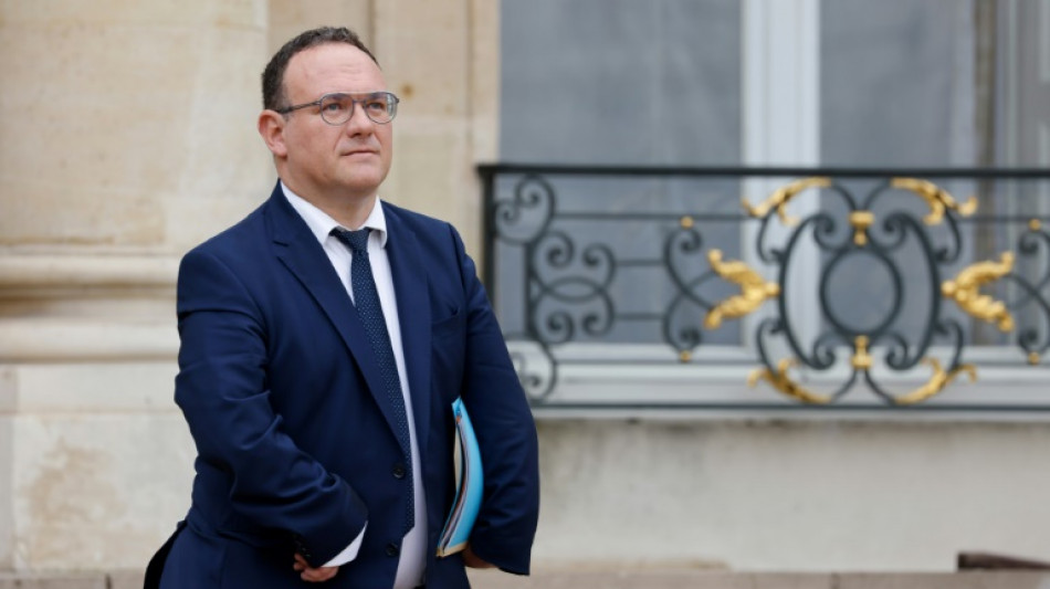 L'arthrogrypose, dont souffre Damien Abad: une maladie neuromusculaire cong&eacute;nitale rare 