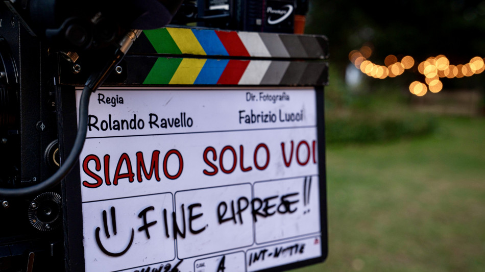 Terminate le riprese di Siamo solo voi, commedia di Ravello con Angiolini e Bizzarri