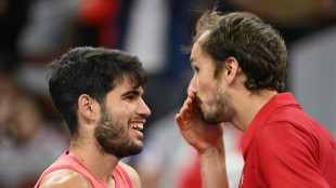 Alcaraz tumba a Medvedev en dos sets y se cita con Sinner final de Pek&iacute;n