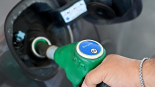 Cala il prezzo della benzina, self a 1,704 euro al litro