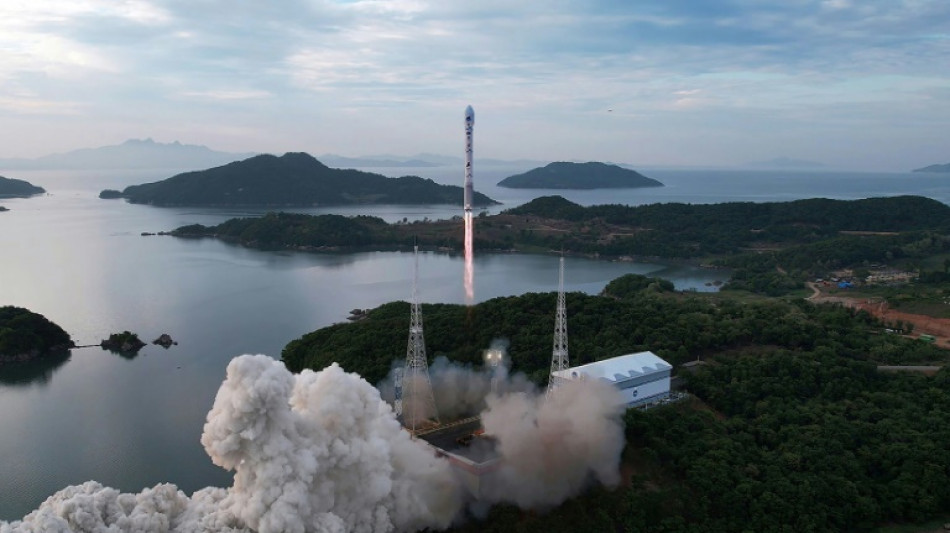Coreia do Norte lança 'satélite militar' espião, diz Seul