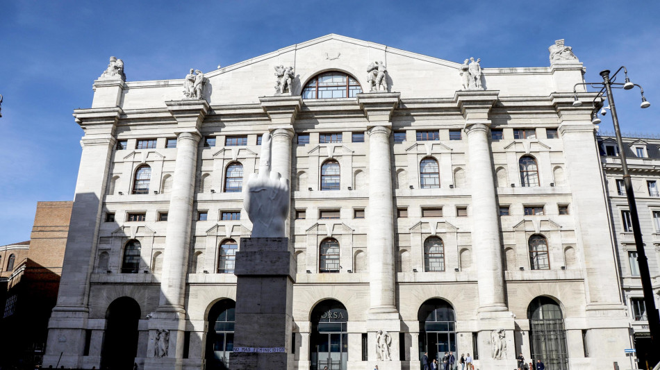 Borsa: Milano si conferma debole, stacco cedole pesa per l'1,5%