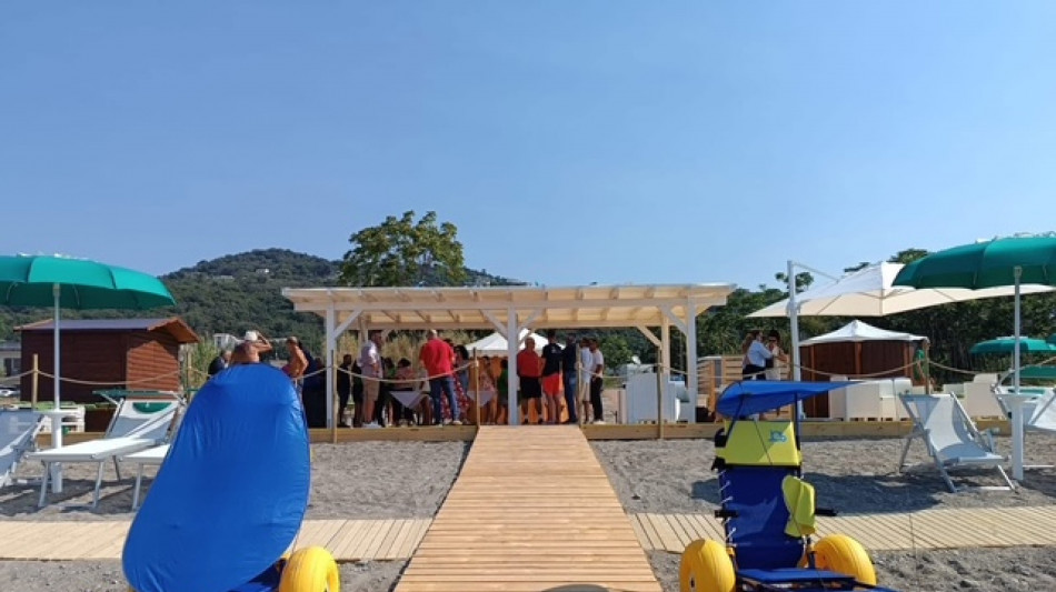 Passerelle, ombrelloni e sedie per il lido inclusivo