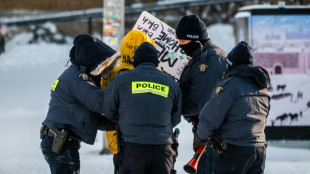 Polic&iacute;a de Canad&aacute; interviene protesta en Ottawa y detiene a m&aacute;s de 100 manifestantes