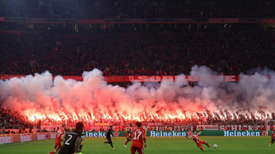 Pyrotechnik: UEFA verh&auml;ngt Teilausschluss von Bayern-Fans