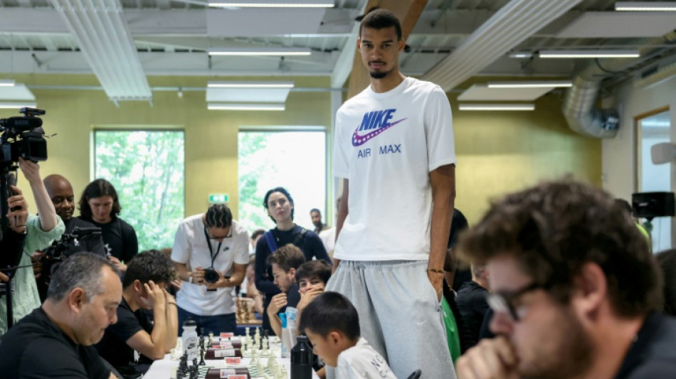 Dans sa ville natale, Wembanyama m&ecirc;le &eacute;checs et matches