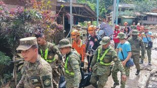 Menina é resgatada nas Filipinas quase 60h após deslizamento de terra