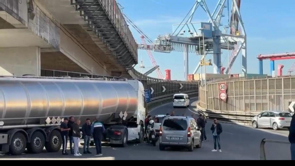 ++ Protesta tir, bloccato varco al porto di Napoli ++