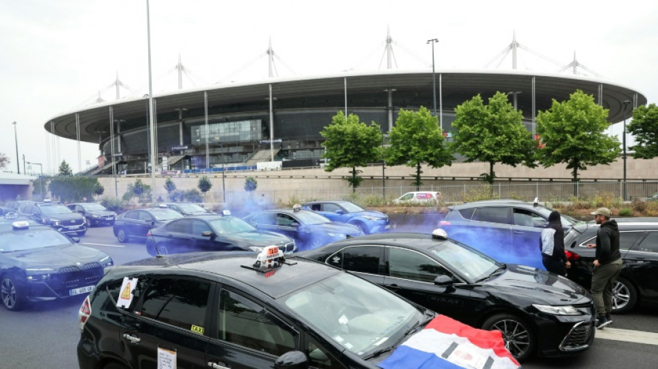 Les taxis toujours "en col&egrave;re", les VTC vis&eacute;s