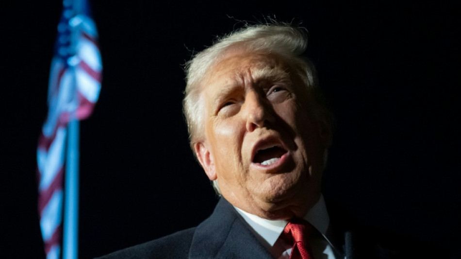 Trump heads for Asia and Xi trade talks