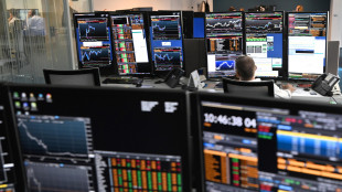 Borsa: Milano migliora con le banche, gi&ugrave; Iveco