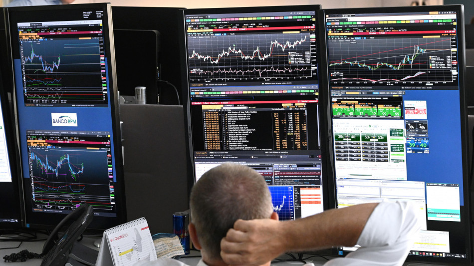 Borsa: Milano in calo con auto e banche, in luce Tim +4%