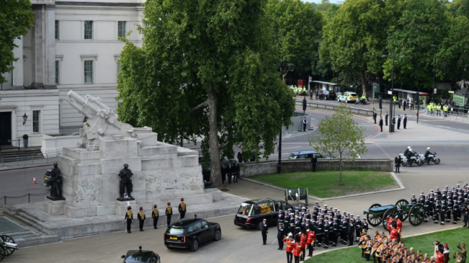 Sarg der Queen auf dem Weg zu ihrer letzten Ruhest&auml;tte auf Schloss Windsor