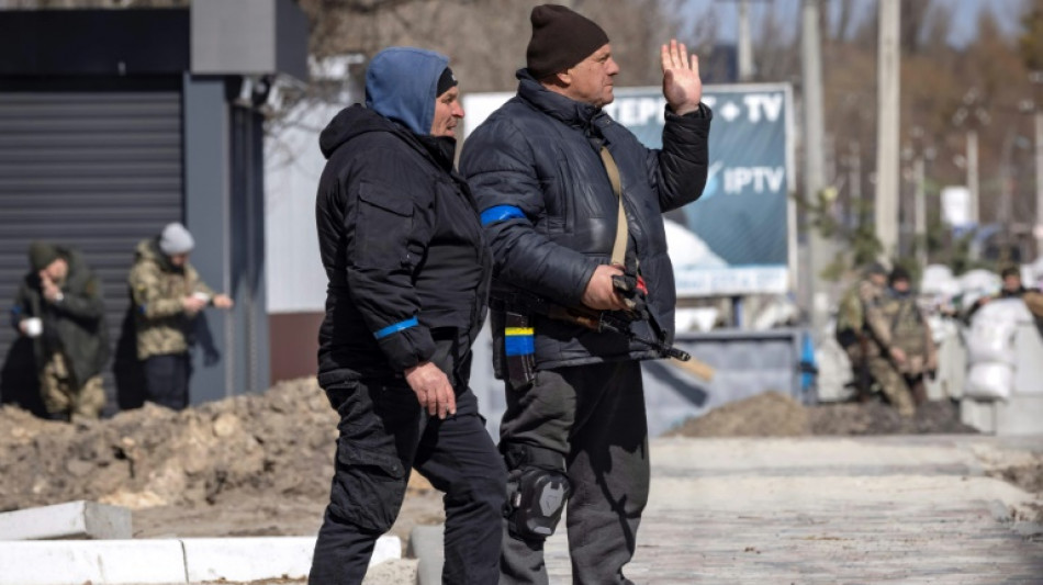 "Ils doivent se rendre ou mourir": un village pr&egrave;s de Kiev tente de chasser les Russes 