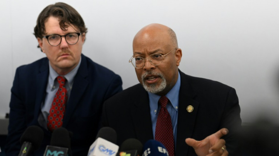 El Salvador impide a un legislador de EEUU visitar a un migrante deportado "por error"