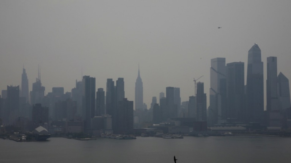 Letzte Generation besprüht Bar in Sylter Luxushotel mit oranger Farbe