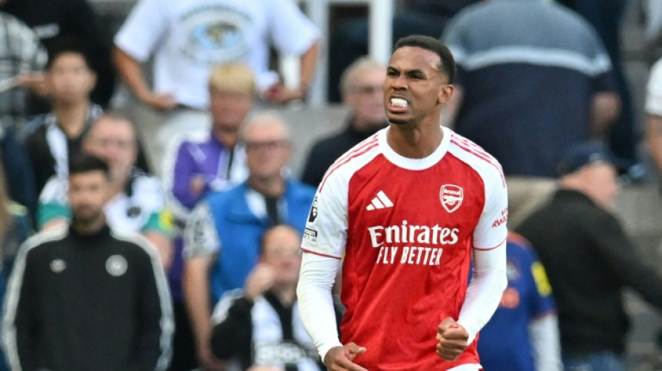 Com gol de Gabriel Magalh&atilde;es, Arsenal vira sobre Newcastle e encosta no l&iacute;der Liverpool