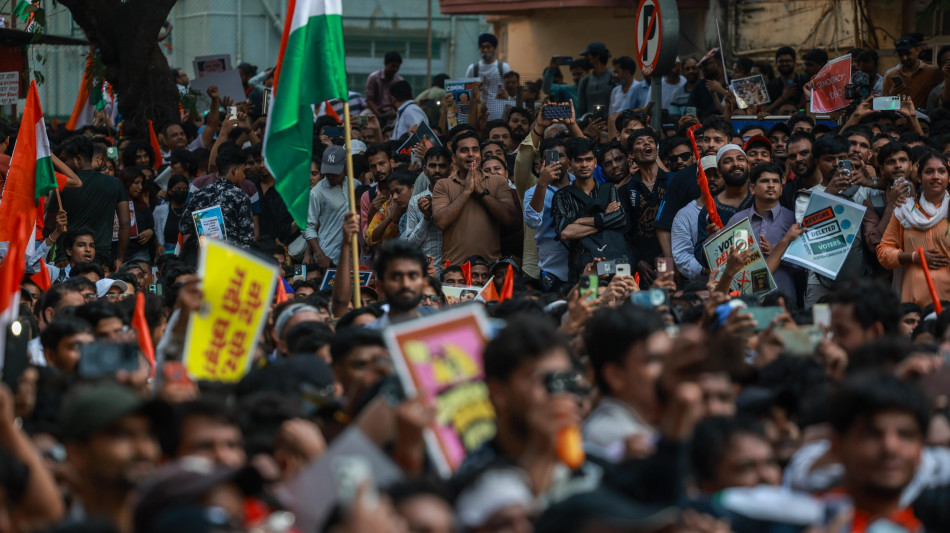Protesta a Mumbai, 'Partito blatte' chiede dimissioni capo commissione elettorale