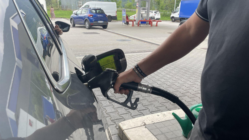 Sale il prezzo della benzina, al self &egrave; a 1,87 euro al litro