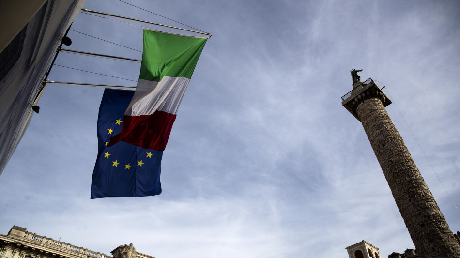 Il rischio povert&agrave; in Italia cala al 18,9%, minimo dal 2010