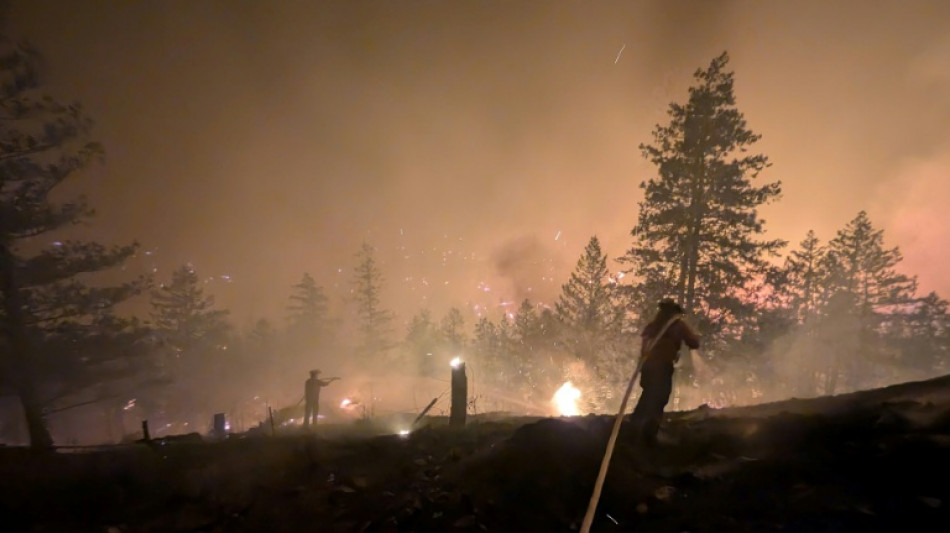 Vaste feu de for&ecirc;t dans l'ouest du Canada: 20.000 &eacute;vacu&eacute;s, l'&eacute;tat d'urgence d&eacute;clar&eacute;