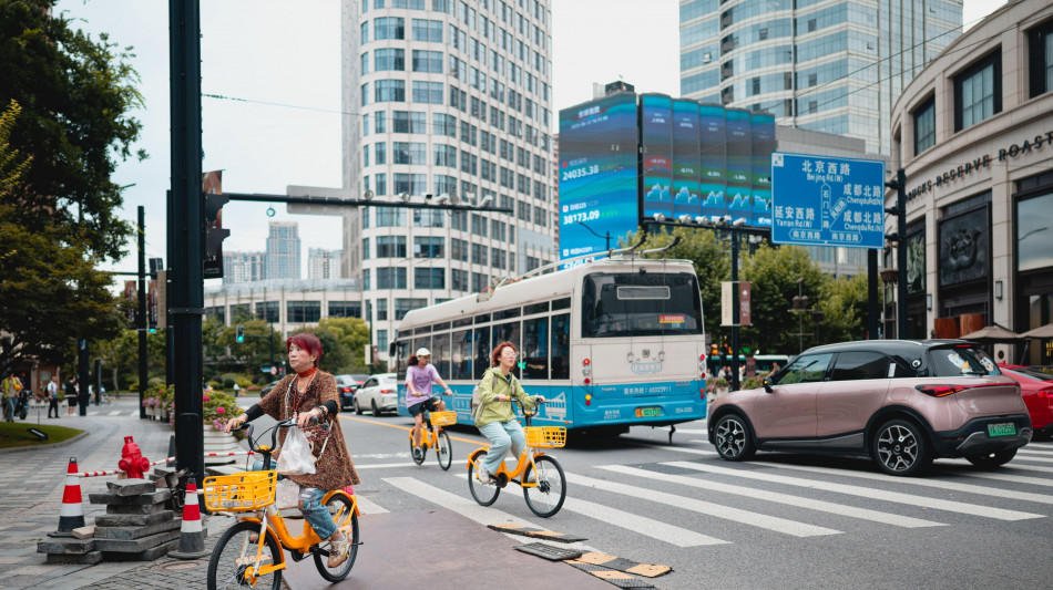 Borsa: Hong Kong apre poco mossa, a +0,08%