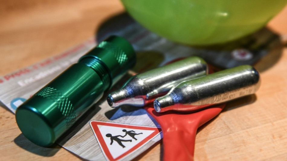 Desmantelan una red de tráfico de "gas de la risa" y de cigarrillos en España