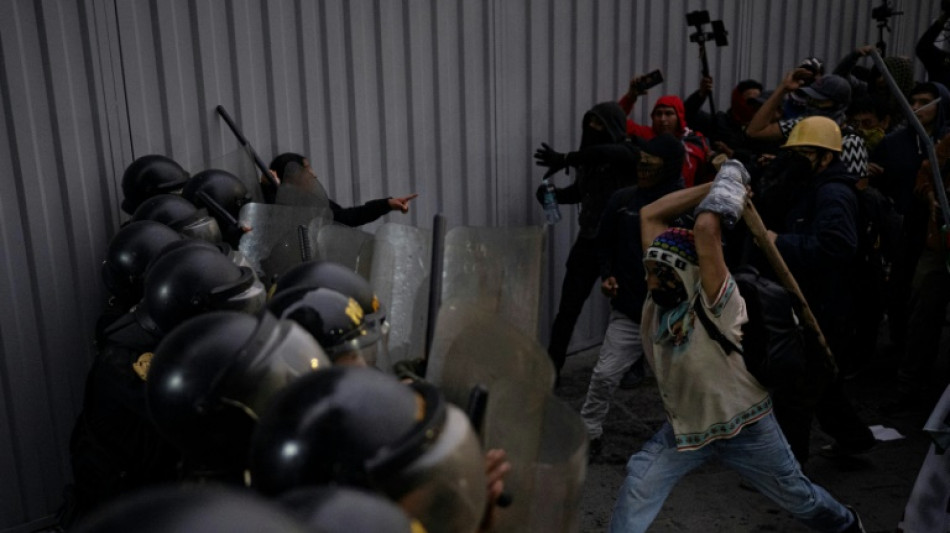 P&eacute;rou: violents affrontements entre police et manifestants anti-gouvernement &agrave; Lima