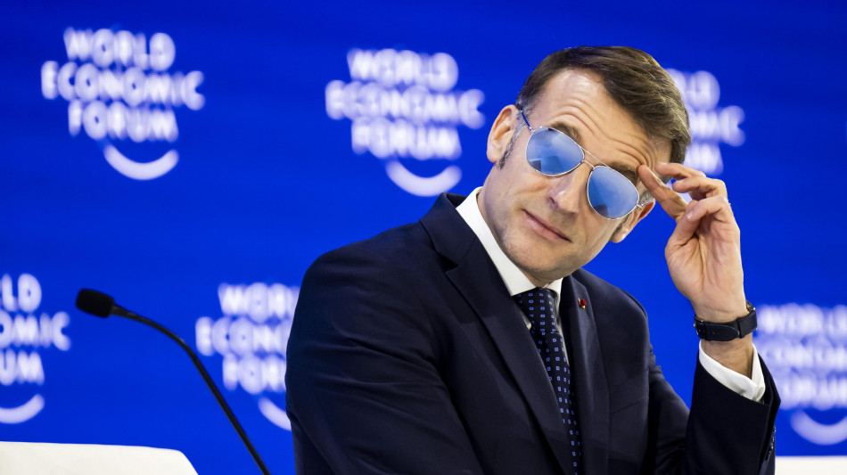 A ruba gli occhiali 'Top Gun' di Macron, la casa madre &egrave; italiana