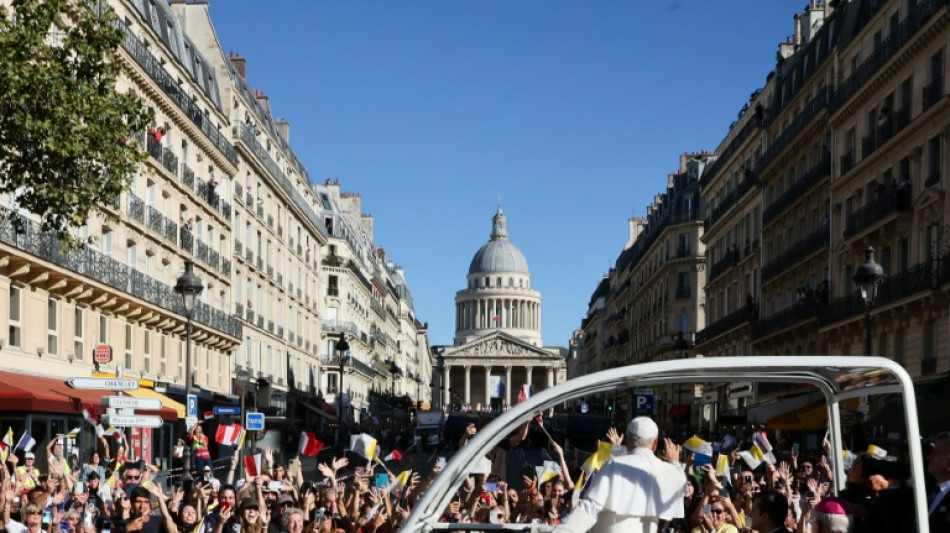 Crowds cheer pope in Paris after AI 'paradise of machines' warning