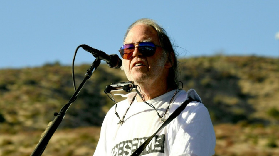 Neil Young llama a los empleados de Spotify a dejar la compañía