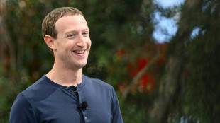 Viagem de Zuckerberg pela Ásia inclui espadas, tecnologia e casamento indiano
