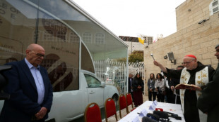 El papamóvil de Francisco, listo para ser desplegado como clínica para los niños de Gaza