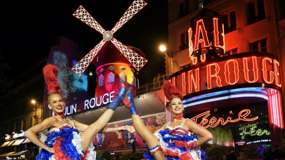 P&aacute;s do Moulin Rouge de Paris voltam a girar nesta quinta-feira