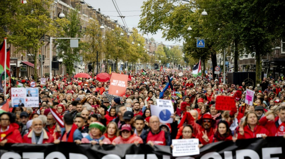 Multid&atilde;o se veste de vermelho em Amsterd&atilde; em apoio aos palestinos