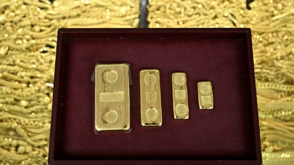 Ouro tem cota&ccedil;&atilde;o recorde e supera 3.500 d&oacute;lares