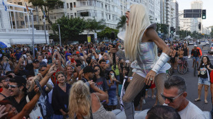 Centinaia di fan davanti all'hotel di Lady Gaga a Rio