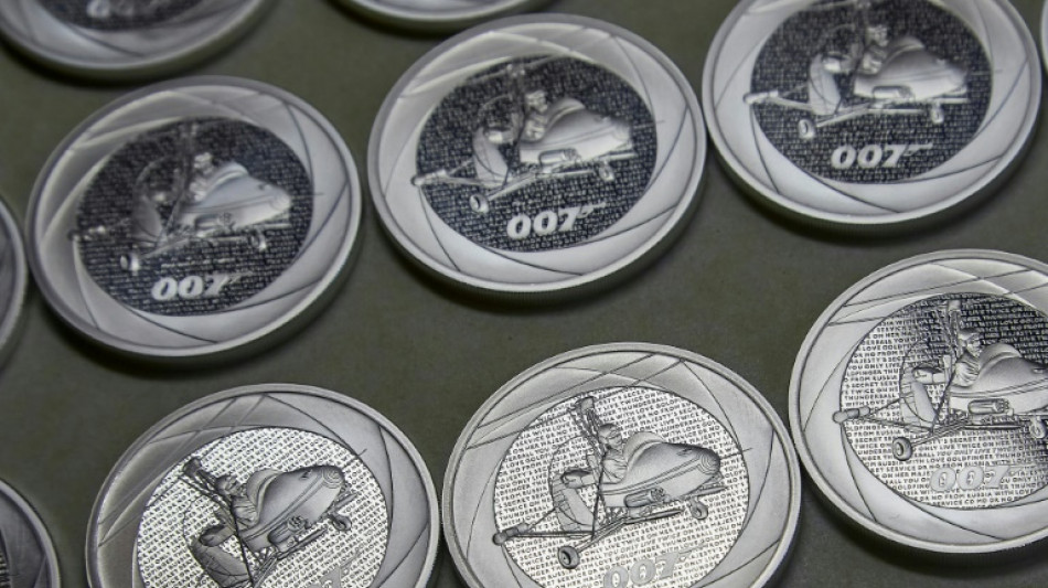Reino Unido acuña monedas con la imagen de James Bond