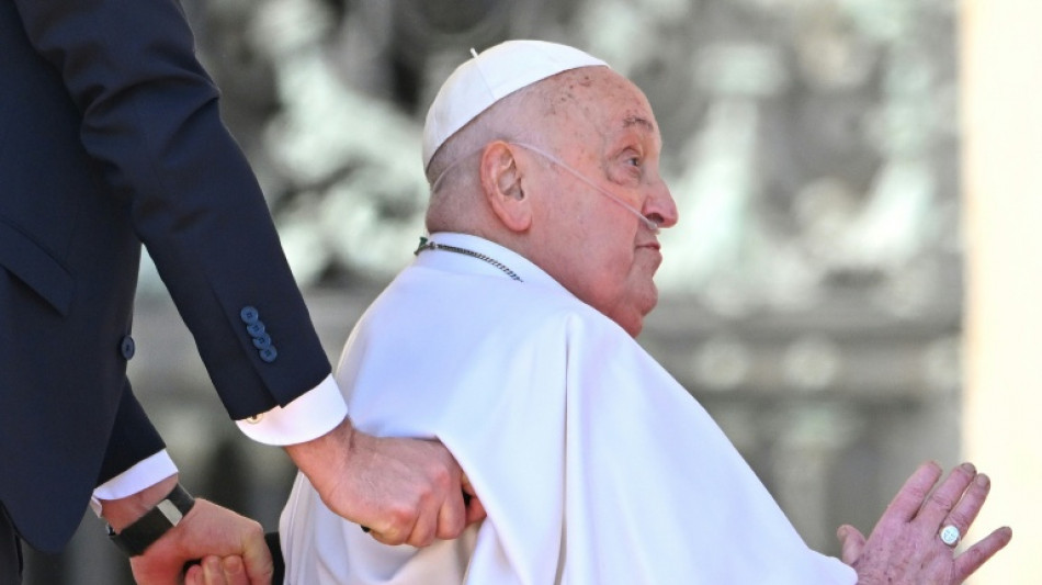 Papa faz visita surpresa &agrave; Bas&iacute;lica de S&atilde;o Pedro