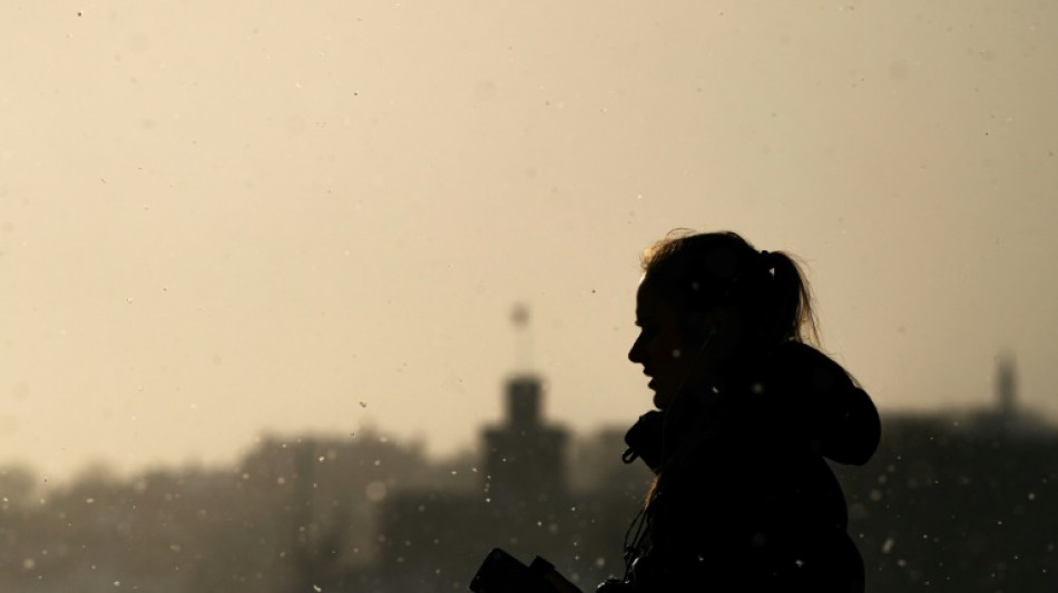 Una l&iacute;nea telef&oacute;nica en Suecia para hablar de problemas existenciales con un cazador hadza de Tanzania