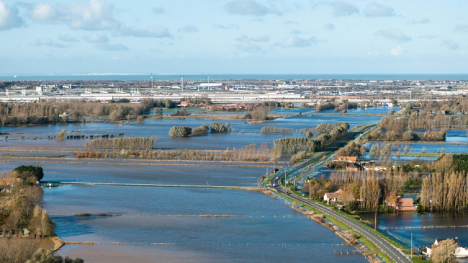 Inondations: décrue amorcée dans le Pas-de-Calais, mais la prudence reste de mise