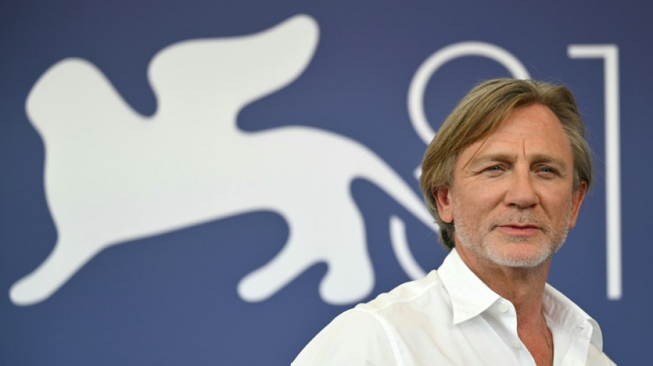 Mostra de Venise: Daniel Craig passe des bras des James Bond girls à ceux d'un homme