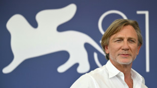 Mostra de Venise: Daniel Craig passe des bras des James Bond girls à ceux d'un homme