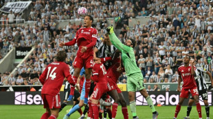 El Liverpool gana 'in extremis' a un Newcastle con un hombre menos