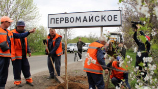 Se&ntilde;ales de tr&aacute;fico en ruso en los alrededores de la ciudad ucraniana de Mari&uacute;pol