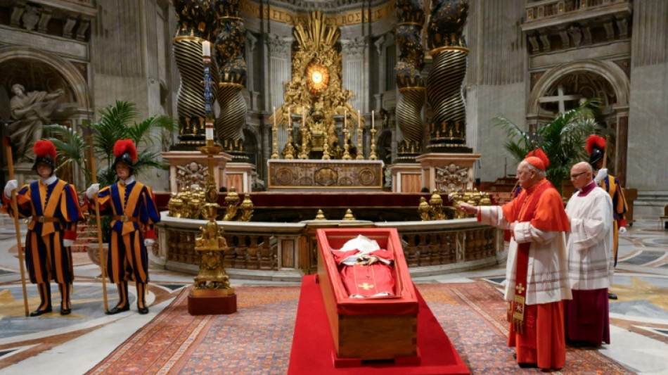 El funeral del papa Francisco comienza en presencia de l&iacute;deres y miles de personas