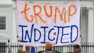 Trump se encontra com apoiadores ap&oacute;s acusa&ccedil;&atilde;o explosiva na Justi&ccedil;a dos EUA