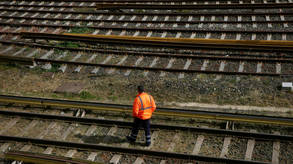Treno merci urta ragazzino che attraversa binari nel Bolognese, ferito