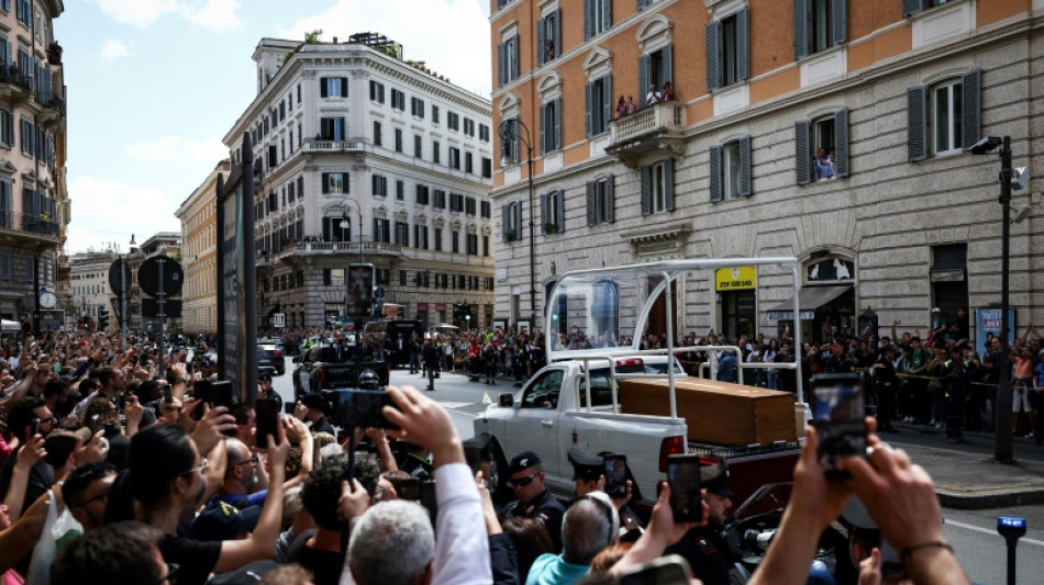 Un &uacute;ltimo ba&ntilde;o de masas para el papa Francisco